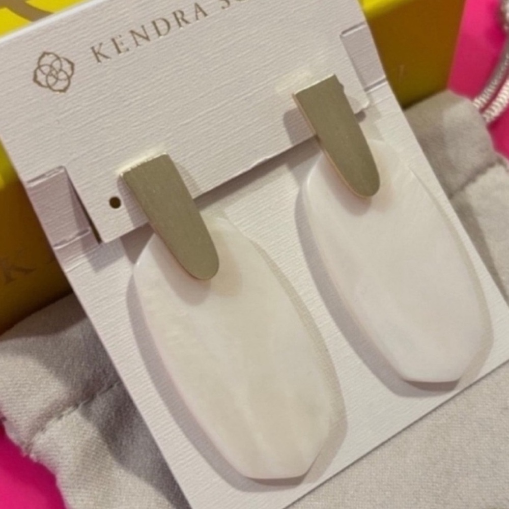 ✨SOLD✨ NWOT Kendra Scott Aragon Earrings White Mother of Pearl